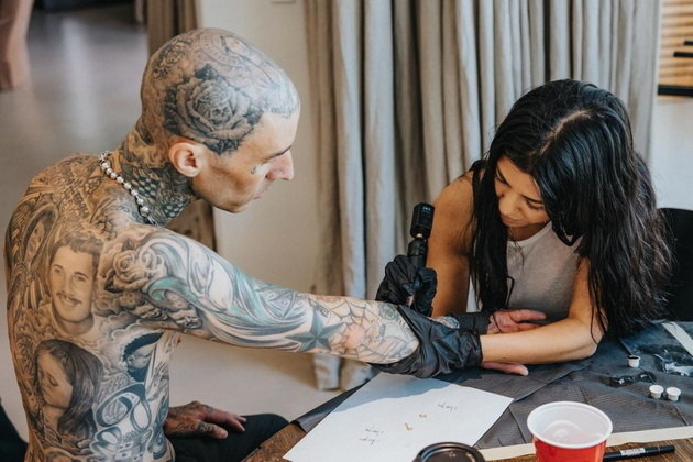 E as tatuagens não pararam apenas no nome de Kourtney. A empresária e influenciadora também fez ela mesma uma tatuagem no braço de Travis