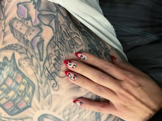 Apaixonado, o músico chegou a fazer uma tatuagem com o nome da empresária no peito. Kourtney tirou uma foto com a mão próxima da tattoo