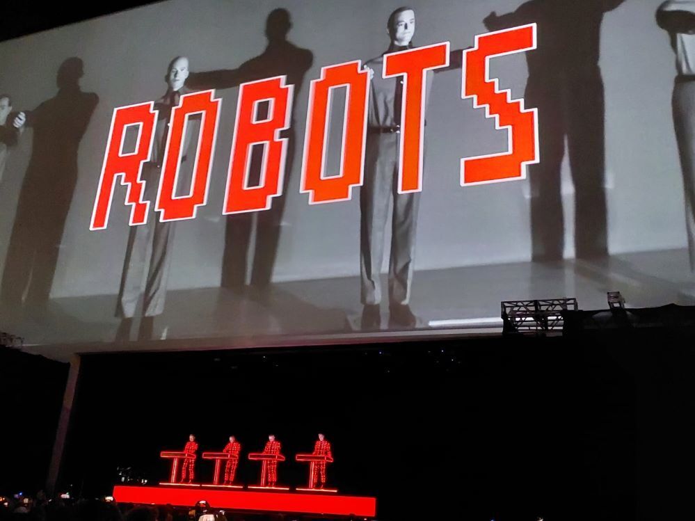 Os quatro integrantes do Kraftwerk durante show em São Paulo, neste sábado (20)