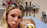 A atriz norte-americana Kristen Bell, do seriado The Good Plance, passou por um grande susto com a caçula Delta, na época com quatro anos. A atriz foi parar na emergência do hospital após a menina prender o dedo na porta. 'Primeira visita à sala de emergência. Uma pequena fratura e um dedo preso tão forte na porta que explodiu como uma rosquinha com geleia', escreveu a atriz no Instagram