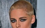 Kristen Stewart adora mudar a cor e o corte do cabelo e sempre faz isso de maneira original e ousada. Até por causa desse histórico, não é surpresa que a cabeça raspada faça parte da lista de transformaçõesVeja também: Cabelo platinado: confira famosas que já adotaram o visual e inspire-se