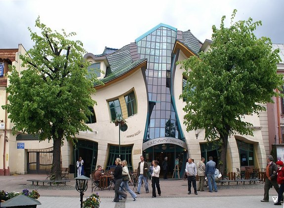 Krzywy Domek - Sopot - Polônia - O imóvel construído de forma irregular fica na cidade de Sopot e faz parte do centro comercial Rezydent. Foi erguido em 2004 e ocupa uma área de 4.000 m². Seu nome significa 