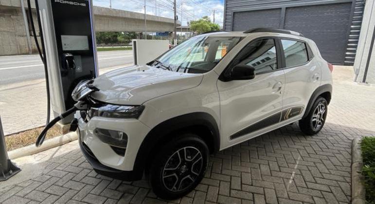 Kwid E-tech em ponto de carga de alta potência 