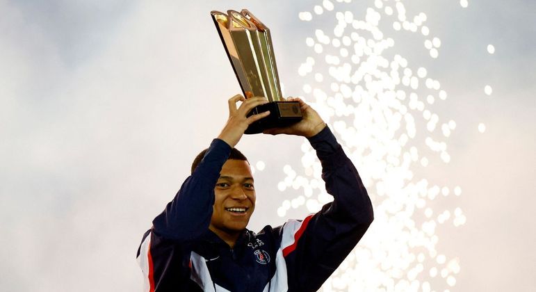 Kylian Mbappé começou a defender o PSG em 2017; no ano seguinte, em 2018, foi comprado pelo clube francês
