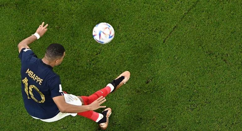Kylian Mbappé marcou dois golaços na vitória da França e alcançou artilharia da Copa 2022