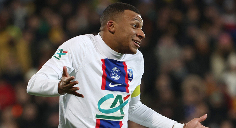 Mbappé renovou com o PSG até 2025, mas não quer permanecer no clube francês, diz jornal
