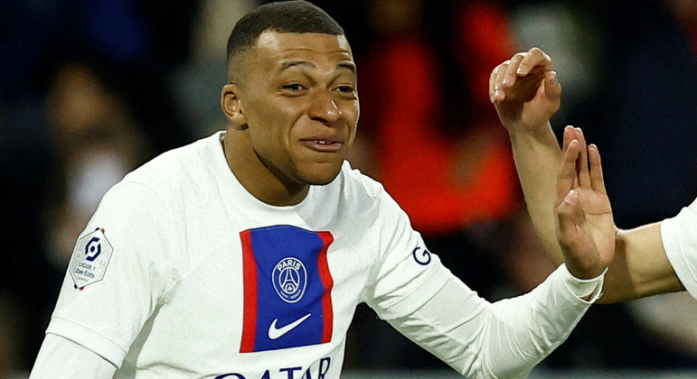 3º Kylian Mbappé (futebol)Dinheiro traz felicidade? O craque francês está rindo, mas uma vitória com o PSG pode valer mais que os R$ 605,6 milhões do capitão da seleção da França. O valor acompanha o salário do atacante, que é um dos maiores da Europa. Para saber a colocação de Neymar, companheiro de equipe de Mbappé, na lista de mais bem-pagos, acompanhe a galeria