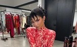 E que tal esse outro look usado por Kylie durante o lançamento de sua coleção de maquiagens inspiradas em filme de terror? O look deu o que falar na web