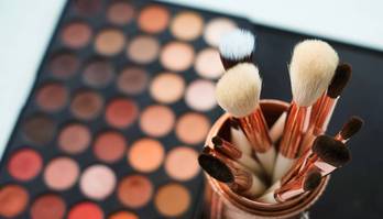 Saiba quais são us riscos de usar a maquiagem vencida (Os riscos da maquiagem vencida)