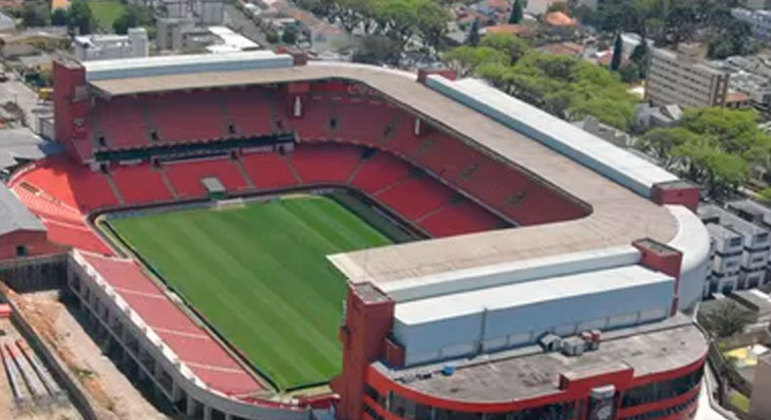 Kyocera Arena (Athletico-PR) - A Arena da Baixada já carregou o nome da empresa que produz componentes eletrônicos. Em 2005, foi fechado um acordo com a Kyocera pela compra dos naming rights. O estádio foi rebatizado e ficou com o nome durante os três anos seguintes. A empresa pagava cerca de 1 milhão de dólares por ano ao clube, que nunca divulgou os valores oficiais