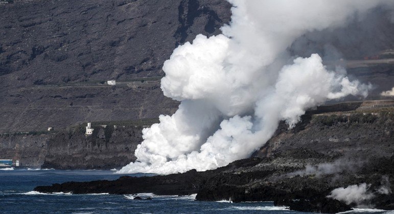 Lava do vulcão Cumbre Vieja chegou ao mar pela terceira vez, liberando gases tóxicos
