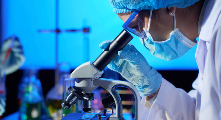 Chefe do FBI considera muito provável que vírus tenha vazado de laboratório na China
