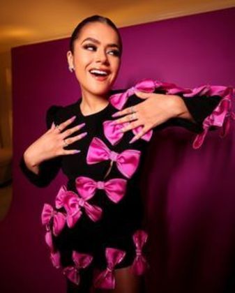Maisa Silva escolheu um vestido preto coberto por laços na cor rosa para participar da première de uma série em Los Angeles, nos Estados Unidos
