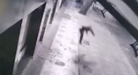 Imagem mostra criminoso caindo do prédio