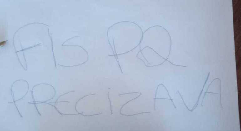 Ladrão usou uma folha de caderno para escrever o recado com erros de português 