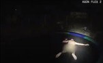 'Eu tenho um correndo indo para o oeste atrás da cerca, ele está nu', um dos policiais afirmou, pouco antes de dar de cara com essa cena