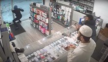 Cara de pau: homem tenta roubar celulares de loja, fica trancado e ainda culpa amigo