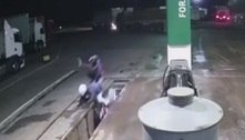 Ladrões em moto caem em vala e são presos após roubo a posto de gasolina em SP; veja vídeo