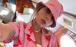 A cantora Lady Gaga faz muito sucesso com seus visuais, dos clássicos aos mais despojados, como esse todo romântico usado para viajar de avião e com um bucket hat rosa para completar o look