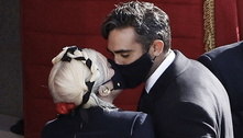 Lady Gaga beija o namorado de máscara em foto da posse de Biden