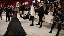 Lady Gaga ajuda fotógrafo que caiu no tapete vermelho do Oscar 2023