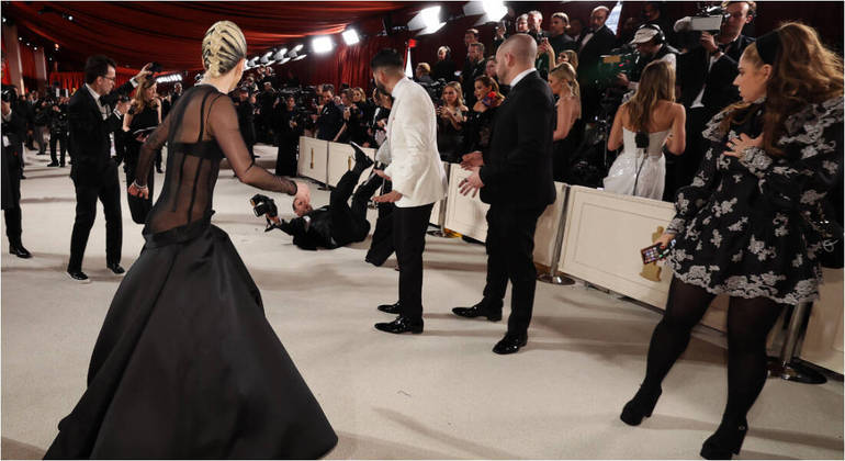 Lady Gaga ajuda fotógrafo que caiu no tapete vermelho do Oscar
