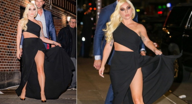 A roupa que a atriz e cantora usou durante o programa de Stephen Colbert foi este vestido, também mais puxado para o lado sensual da Valentino, todo preto e com recortes. Os saltos metalizados de Gaga são de Gianvito Rossi