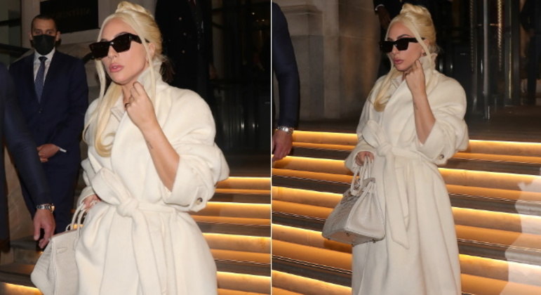 Ainda em Londres, Gaga foi fotografada deixando seu hotel em um look branco da grife Celine, com um sobretudo que parece feito de um material mais confortável. Gaga ainda carregava uma bolsa Birkin, da grife Hermès