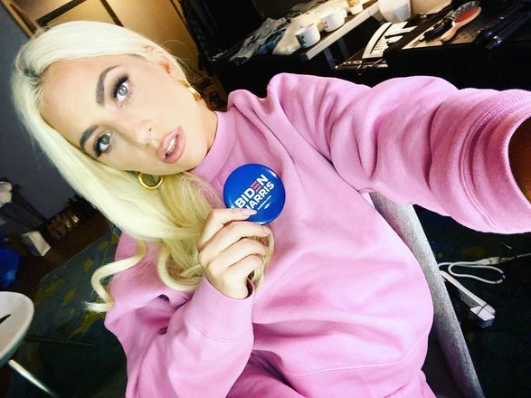 Lady Gaga sempre demonstrou apoio a Biden durante a campanha do democrata e, para completar, marcou presença no dia da eleição, em 2020. Desta vez, ela volta a aparecer ao lado do novo líder dos Estados Unidos para cantar o hino nacional na cerimônia