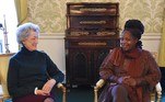 Novo escândalo de racismo abala a família real britânica No dia 2 de dezembro, um novo escândalo de racismo abalou a família real britânica. A ex-dama de companhia de Elizabeth 2ª e madrinha do príncipe William foi demitida por ter questionado ofensivamente a ativista negra Ngozi Fulani, a quem pediu desculpas semanas depois.A controvérsia sobre os comentários preconceituosos ocorre no pior momento para a família real britânica, que busca modernizar a própria imagem após o príncipe Harry e Meghan Markle acusarem um membro da realeza não identificado de se preocupar com a cor da pele do futuro filho deles
