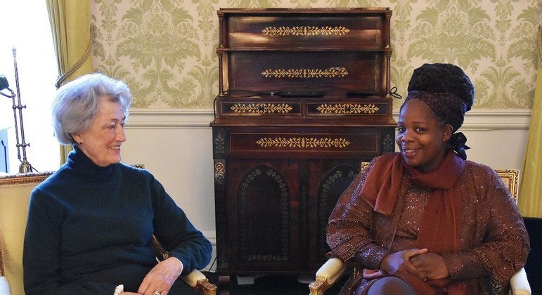 Susan Hussey (à esq.) e Ngozi Fulani (à dir.) em reencontro em Buckingham