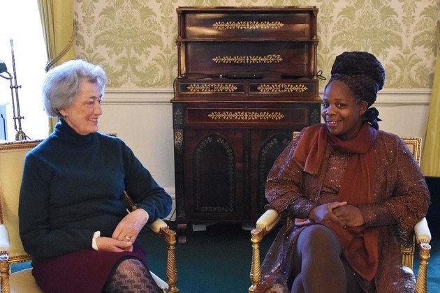 Novo escândalo de racismo abala a família real britânica No dia 2 de dezembro, um novo escândalo de racismo abalou a família real britânica. A ex-dama de companhia de Elizabeth 2ª e madrinha do príncipe William foi demitida por ter questionado ofensivamente a ativista negra Ngozi Fulani, a quem pediu desculpas semanas depois.A controvérsia sobre os comentários preconceituosos ocorre no pior momento para a família real britânica, que busca modernizar a própria imagem após o príncipe Harry e Meghan Markle acusarem um membro da realeza não identificado de se preocupar com a cor da pele do futuro filho deles