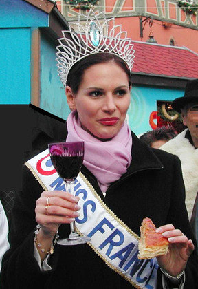 Laetitia Bleger (2004) - Miss França, chegou a concorrer ao Miss Universo, mas, por ter posado nua para a Playboy, passou seis meses sem permissão de usar a faixa e a coroa. 