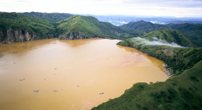 Após a liberação dos gases, a água da superfície ficou com uma cor marrom avermelhada