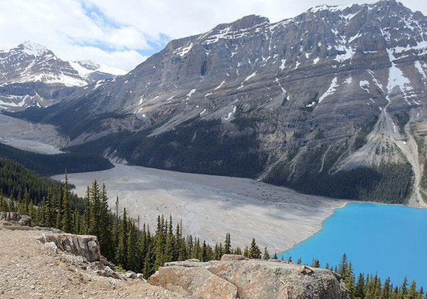  Lago Peyto – Canadá - Tem  esse nome em homenagem ao  guia de montanha Bill Peyto, que explorou a região no final do século XIX