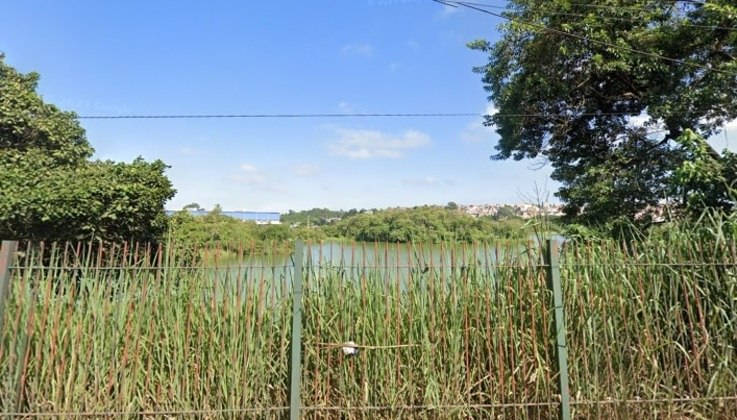 Lagoa de Bonsucesso, em Guarulhos, localizada em frente a cemitério