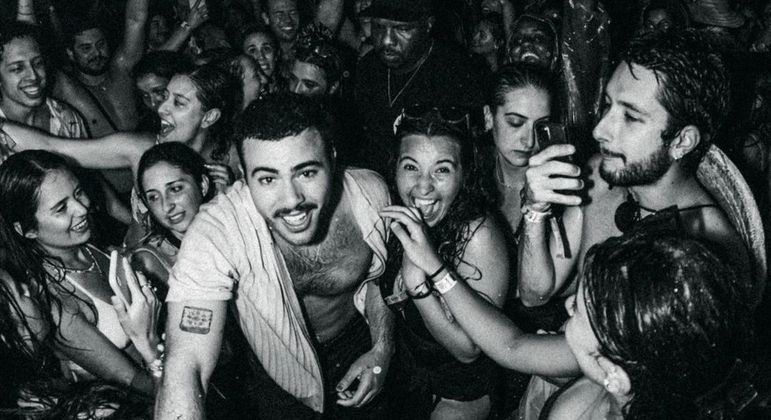Pedro Calais com os fãs durante show
