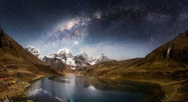 Laguna Carhuacocha, na cordilheira Huayhuash, na região de Huánuco, no Peru