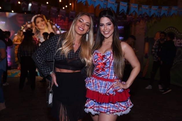 As influenciadoras Bárbara Heck e Laís Caldas posaram com looks de estilos diferentes. Enquanto Bárbara escolheu um visual xadrez mais sóbrio, Laís apostou em um figurino bastante temático e colorido