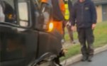 No vídeo em que postou, ele está inspecionando a roda dianteira do carro destruído e diz que 