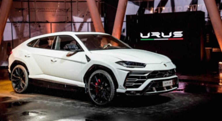6. Lamborghini UrusO SUV líder de vendas em 2021 tem 650 cv de potência e pode chegar de 0 a 100 km/h em 3,6 segundos. Ele custa cerca de R$ 1,7 milhão 