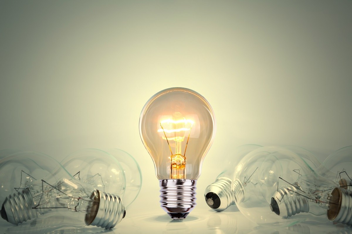 Lâmpada acesa entre várias outras apagadas. Freepik / Jannoon028
