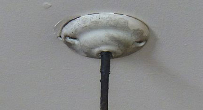 Quando os bombeiros mudaram de sede, cortaram o fio da lâmpada, com receio de que ela quebrasse ao ser desenroscada do soquete