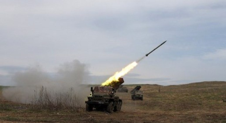 Lançador ucraniano bombardeia tropas russas na região de Donbas, em 10 de abril de 2022