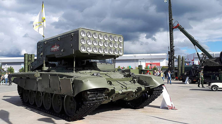 Lançador de mísseis TOS 1 A - É um tanque faz os disparos. Está na fronteira da Rússia com a Ucrânia posicionado para ser usado se os russos quiserem. 