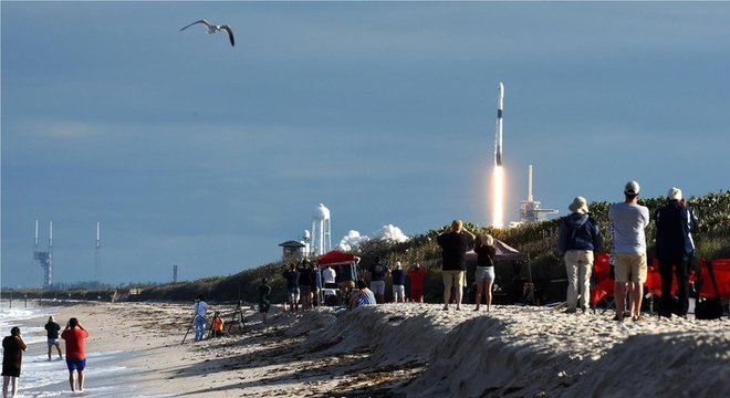 Empresas privadas como a SpaceX ainda estão testando seus veículos e não enviaram pessoas ao espaço