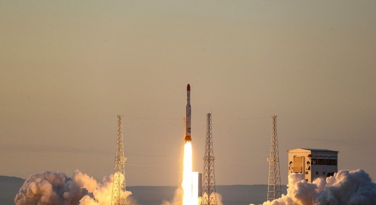 Lançador de satélite Simorgh enviou três equipamentos de pesquisa ao espaço