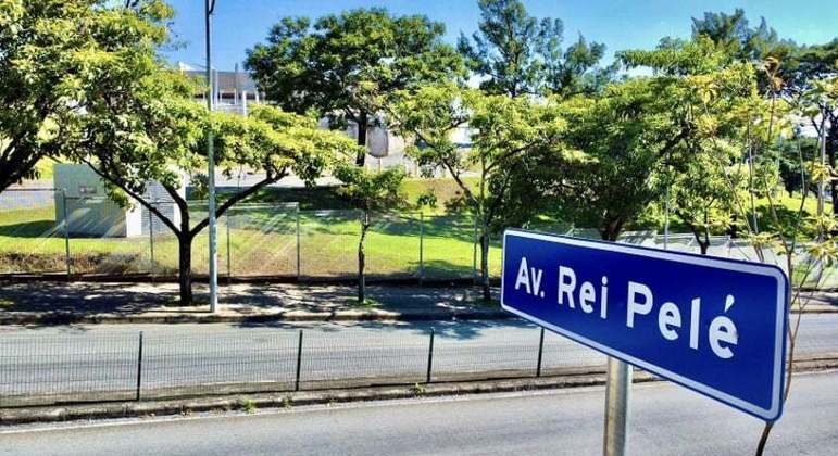 Avenida no Rio de Janeiro também ganhou nome do Rei do Futebol