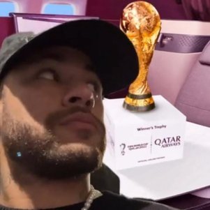Neymar animou os brasileiros ao posar com "taça da Copa" nas redes
