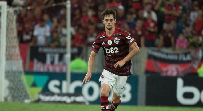 Do Flamengo para o Barcelona: lateral de apenas 19 anos está na mira do  clube catalão, Futebol
